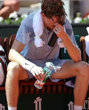 Totale aardbeving op Roland Garros : fysiek gekraakte Jannik Sinner sneuvelt in tweede ronde !