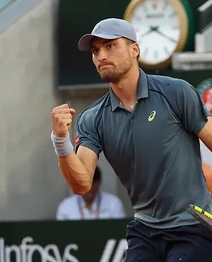 Stunt van formaat voor Raphaël Collignon : Belg kegelt Ben Shelton in drie sets uit Roland Garros !