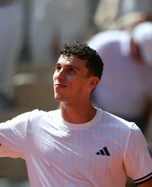 Beul van Sinner wint op twee na langste wedstrijd uit geschiedenis van Roland Garros