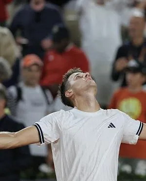 Jakub Mensik stuurt Joao Fonseca in drie sets naar huis en treft Zverev in halve finale - Thomas SAMSON / AFP