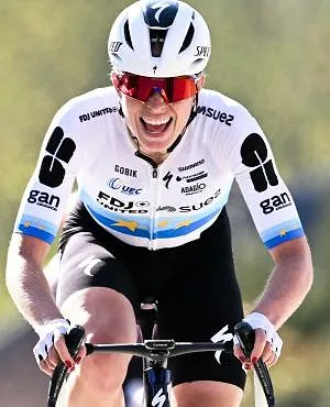 Giro Donne : Demi Vollering wint bergrit, Anna van der Breggen blijft in roze