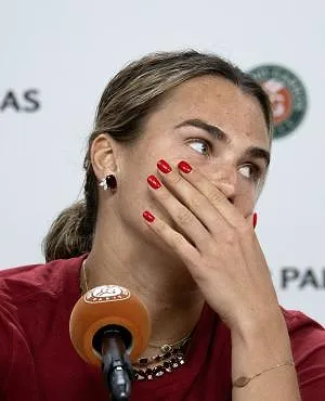 Sabalenka aangeslagen na uitschakeling : « Op dit moment wil ik gewoon stoppen met tennis »
