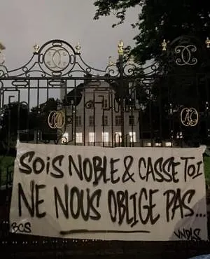 « Wees nobel en hoepel op » : supporters van Anderlecht viseren privé-eigendom van Marc Coucke