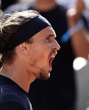 Alexander Zverev wint na een intense strijd in vijf sets zijn allereerste grandslamtoernooi !