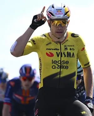 Wout van Aert wint in de sprint de 5e etappe van de Ronde van Auvergne-Rhône-Alpes