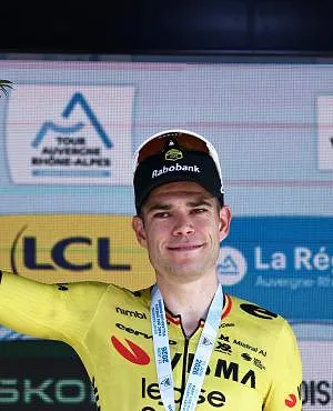 Ondanks ritzege verlaat Wout van Aert de Tour Auvergne-Rhône-Alpes met elleboogklachten