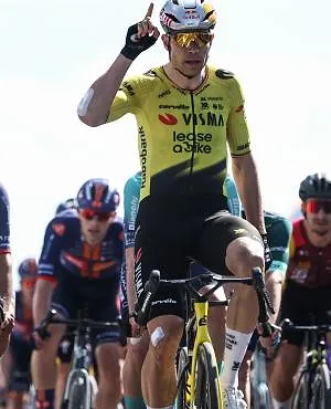 « Het is een mysterie voor ons » : Visma lijkt niet te weten waaraan Wout van Aert lijdt