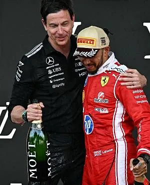 « Als hij bloed ruikt, slaat hij toe » : Toto Wolff op zijn hoede voor Lewis Hamilton in de titelstrijd