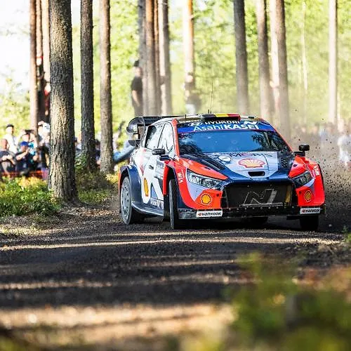 Rallye de Finlande : Thierry Neuville 5e après 5 spéciales, Kalle Rovanperä mène un classement très serré