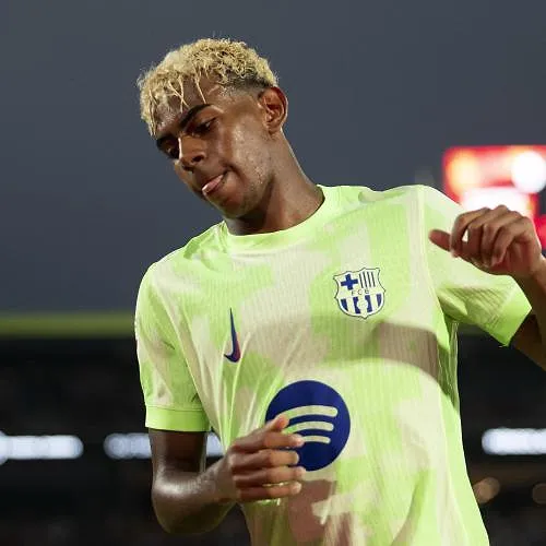 Un bijou de Yamal et un but controversé, Barcelone lance sa saison par une victoire face à Majorque