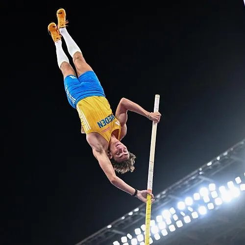6m30, Mundo Duplantis s’est encore envolé : 14e record du monde et 3e titre mondial pour le Suédois