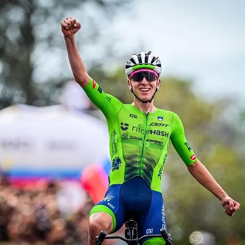 Tadej Pogacar remporte son deuxième titre de champion du monde devant Remco Evenepoel