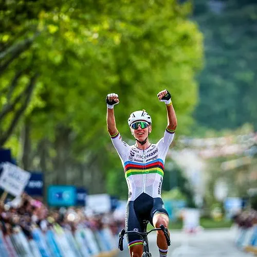Tadej Pogacar refait le coup : 74 kilomètres en solitaire pour remporter les Championnats d’Europe