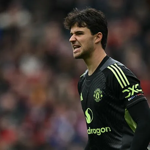 Une légende de Manchester United encense déjà Lammens : « Enfin une performance solide d’un gardien »