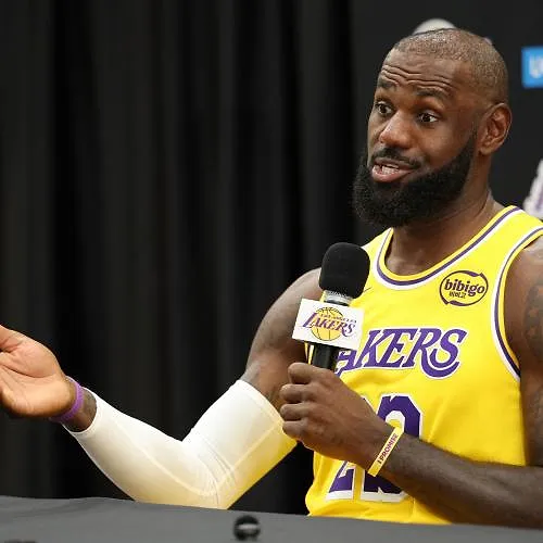 Pas de LeBron James face aux Warriors : après son coup de pub, il va manquer le début de saison