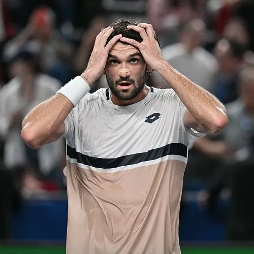 Vacherot bat Djokovic et file en finale à Shanghai : le rêve continue pour le 204e mondial