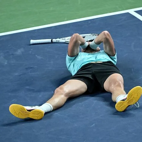 Duel entre cousins à Shanghai : Rinderknech écarte Medvedev et rejoint Vacherot en finale
