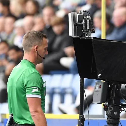 Le carton vert bientôt introduit en Belgique ? Les entraîneurs pourraient bientôt faire appel au VAR !