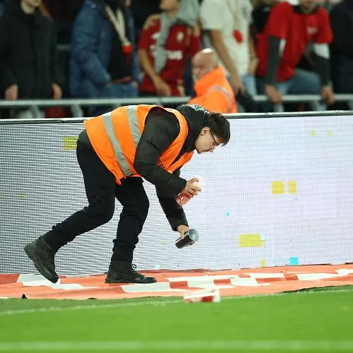 Standard-Antwerp reprendra à huis clos lundi à 15 heures