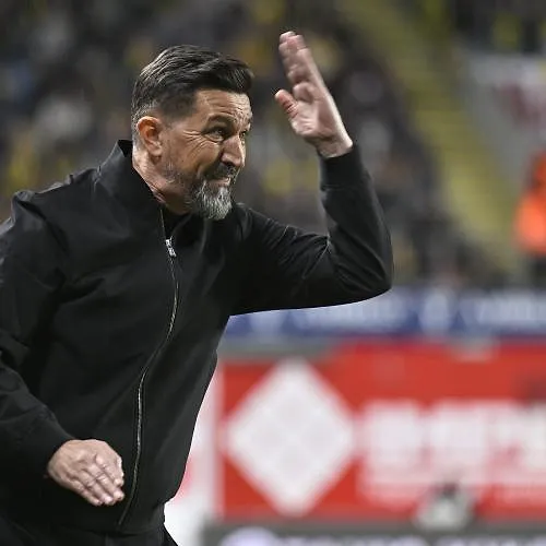 « Il n’y a pas de hors-jeu » : Besnik Hasi furieux après le but refusé à Hazard à Saint-Trond ! (vidéo)