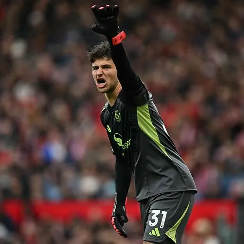 Senne Lammens s’est encore illustré à Liverpool : le gardien belge impressionne à Manchester United !