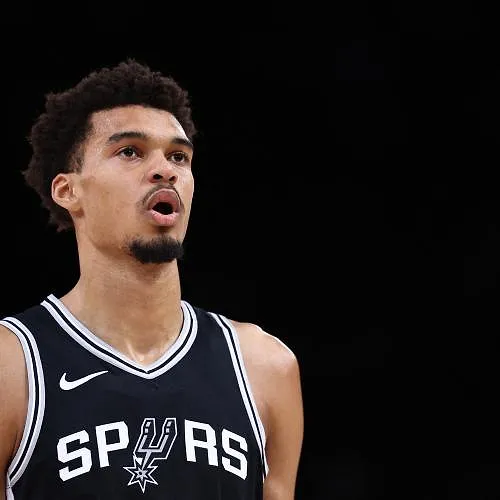 NBA : Wembanyama déjà énorme, performance historique pour le rookie VJ Edgecombe