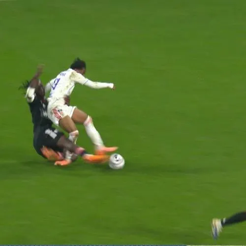 Fofana sort sur civière, en larmes, après un violent tacle : les premières nouvelles sur sa blessure !