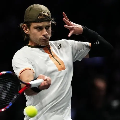 ATP Paris : Zizou Bergs résiste un set mais doit s’incliner face à Jannik Sinner au 2e tour (vidéo)