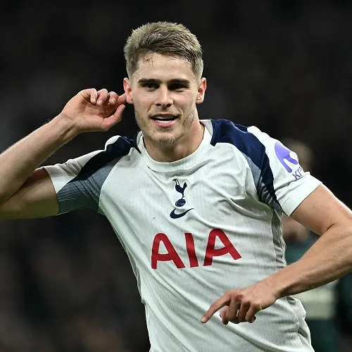 « Micky Van de Ven s’est transformé en Lionel Messi ! » : le but exceptionnel du défenseur néerlandais (video)