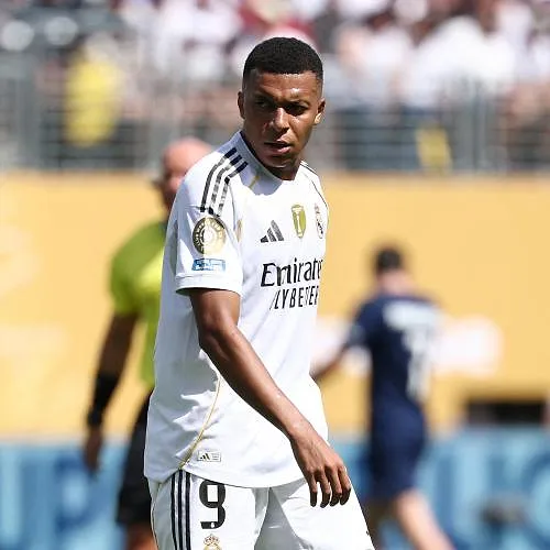 Gros clash entre Mbappé et Orelsan : l’attaquant du Real Madrid détruit le rappeur sur les réseaux sociaux !