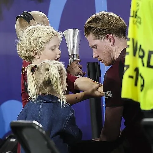 De Bruyne de passage à Genk avec son fils Rome : « Tel père, tel fils »
