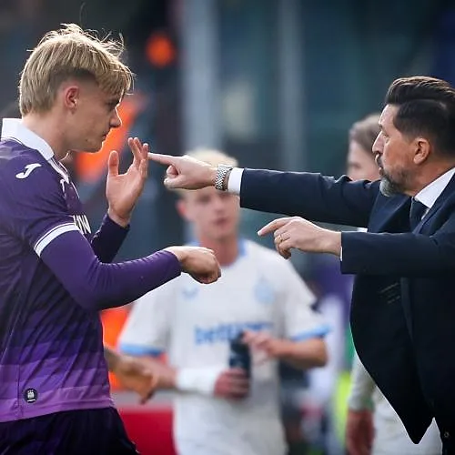 Besnik Hasi sur l’intérêt du Bayern pour De Cat : « J’espère qu’il restera le plus longtemps possible »