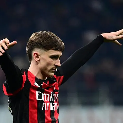 Entre breakdance et saumon : Saelemaekers en rajoute après une vilaine faute et devient viral