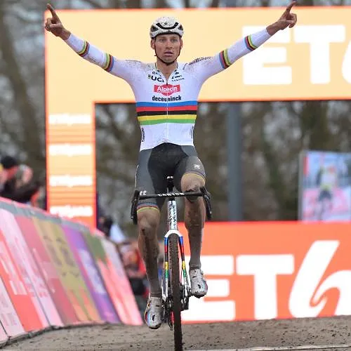Malgré une chute, Mathieu van der Poel lance sa saison par une victoire à Namur