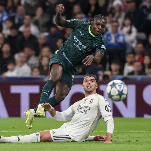 « Son absence se fera sentir » : Guardiola annonce la blessure de Doku, sans donner de durée d’indisponibilité