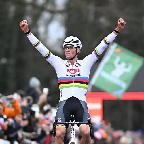 Mathieu van der Poel sort vainqueur de son premier duel contre Wout van Aert, 7e, à Anvers