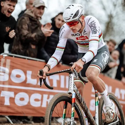 Cyclocross : encore intouchable à Hofstade, van der Poel s’impose devant van Aert, Nys 4e !