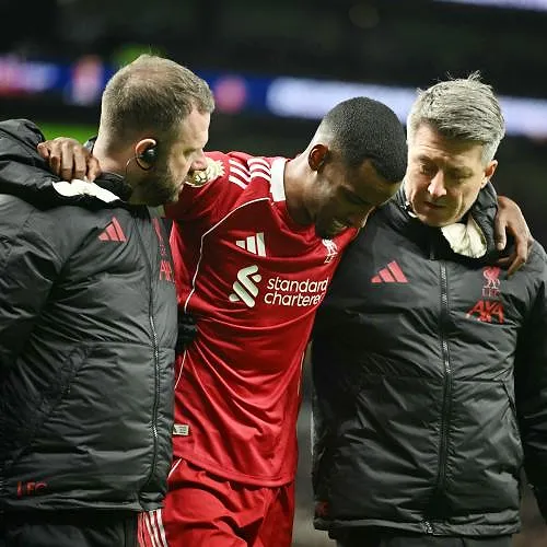 Arne Slot confirme : opéré d’une fracture du péroné, Isak devrait être absent au moins 2 mois