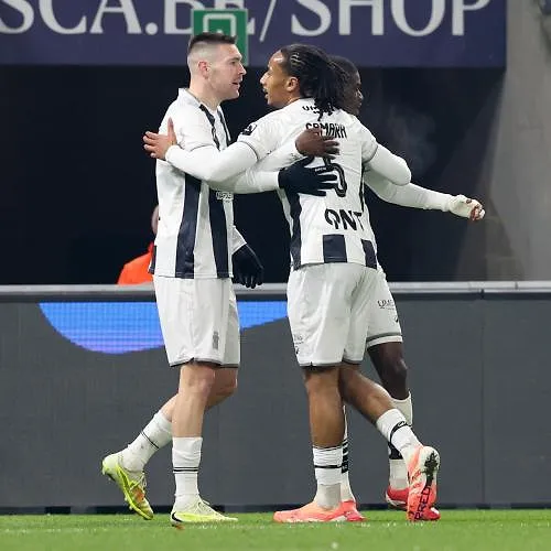 Après une interruption pour jets de gobelets, Anderlecht battu 1-2 par Charleroi