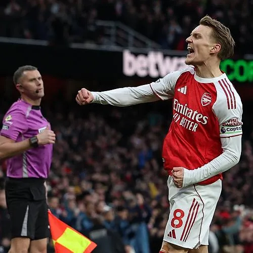 Arsenal répond à Manchester City et reprend la tête de la Premier League grâce à son succès face à Brighton