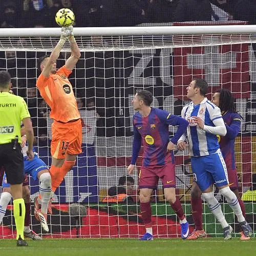 Les supporters de l’Espanyol réservent un accueil bouillant à Joan « le Rat » Garcia, mais le Barça remporte le derby