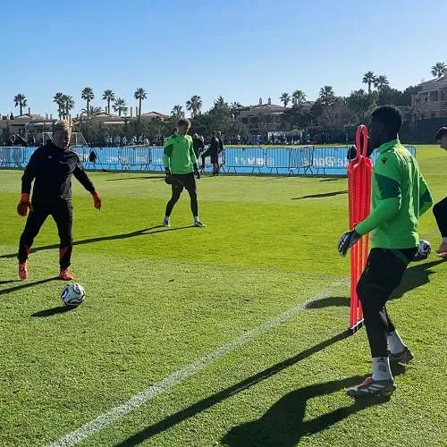 Matthieu Epolo déjà 100 % concentré sur le Standard après la CAN : « Il a directement switché » (vidéo)