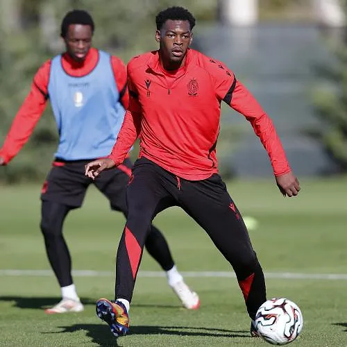 Gratter du temps de jeu, améliorer son jeu de tête : les objectifs de René Mitongo au Standard (video)