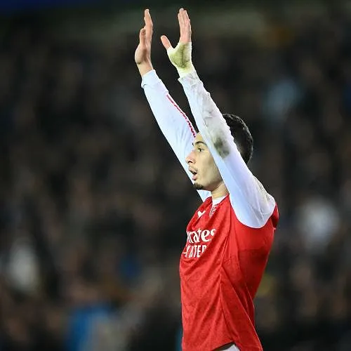 Martinelli s’excuse après avoir poussé Bradley, finalement sorti sur civière, Slot prend sa défense