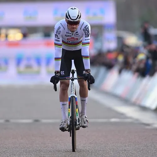 « Surprise, surprise » : Mathieu van der Poel sera finalement au départ à Benidorm
