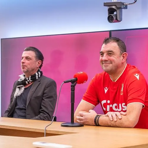 « Il n’y a pas photo » : Marc Delire lance le choc wallon dans « Top Pronos », avec un fan de Charleroi et un du Standard !