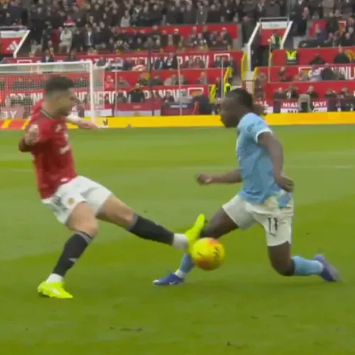 Jérémy Doku victime d’un très gros tacle au genou : pas de carton rouge pour son adversaire (video)