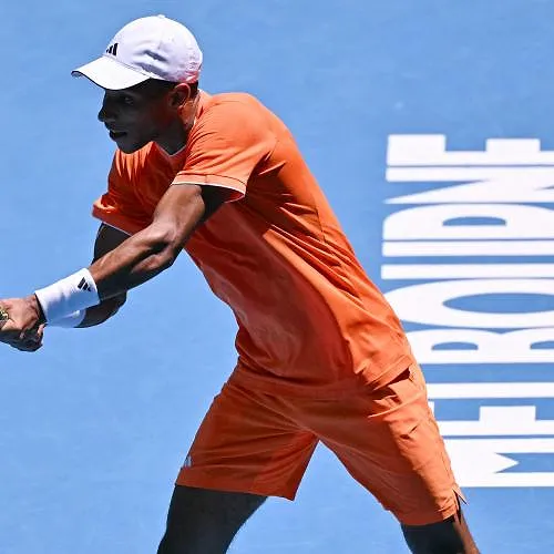 Première surprise à l’Open d’Australie : Auger-Aliassime abandonne au premier tour à cause de crampes