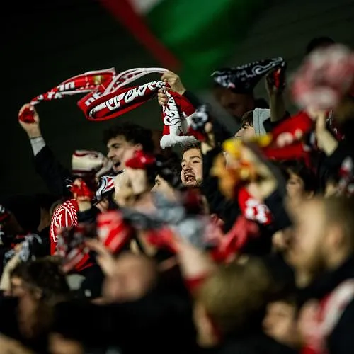 Débordement à Sclessin : des Ultras ont tenté de faire irruption dans le vestiaire des Rouches