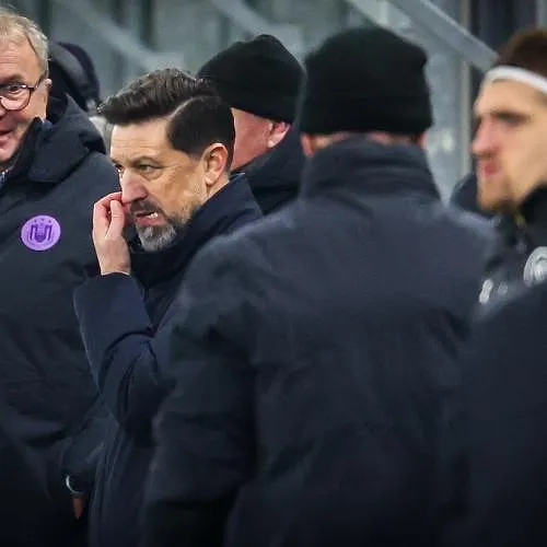 Besnik Hasi très critique : « Les trois joueurs derrière l’attaquant étaient aux abonnés absents »